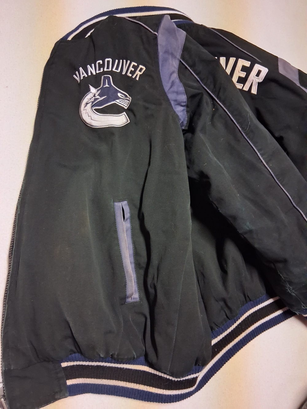Reversable Vancouver Canucks Black Logo Bomber Jacket - Picture 4 of 15